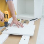 Usterka sprzętem AGD w gospodarstwie domowym – co zrobić, gdy lodówka przestaje działać, a pralka wylewa wodę?